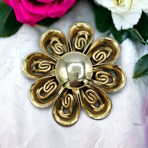 Flower Brooch Daisy Vintage Gold Tone Weighted Metal Twist Petal Floral Jewelry - Picture 1 of 8